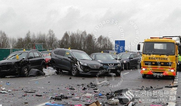 英国发生40车连环车祸致4死50人伤 现场一片狼藉