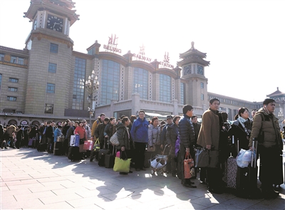 等待进地铁站的乘客