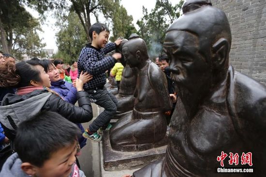 河南淮阳岳飞观前游客打“秦桧”