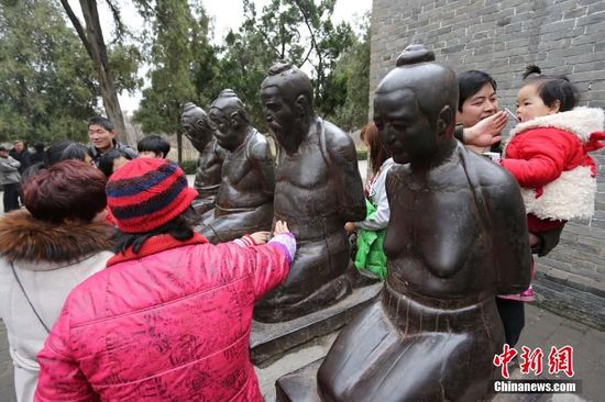 河南淮阳岳飞观前游客打“秦桧”