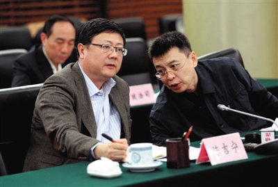 昨日，环保部长陈吉宁（左）和环保部副部长潘岳出席媒体座谈会。环保部供图