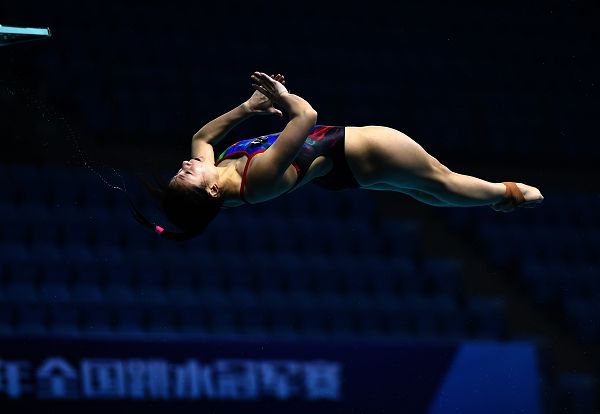 图文:2015全国跳水冠军赛 何姿空中姿态