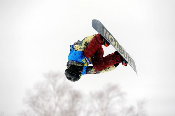 单板滑雪空中图片