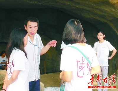 张京华在指导学生考察。(资料图片) 通讯员 摄