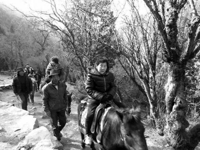 2月24日，四川四姑娘山，85岁的陈素琴骑马游玩 颜胜军 摄