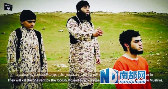 视频中身穿迷彩装、佩戴手枪的男孩(左)看起来不超过12岁，开枪时还喊着宗教口号。C FP供图