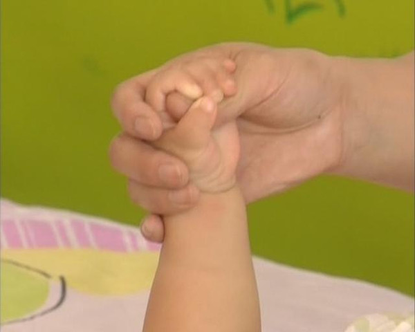 建议父母通过学习,亲自为婴儿做亲子操,通过这种亲密互动,建立亲子