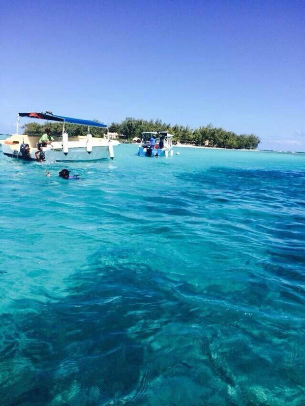 早晨,我們從酒店出發坐車前往毛里求斯最美的海灣——藍灣(blue bay).