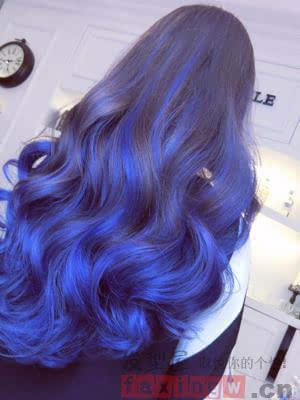 大波浪卷发飘逸柔顺,柔亮的披肩卷发搭配深蓝色染发很有女人味