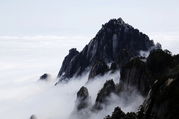 黃山風景區現春日裡最美的雲海奇觀