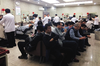 昨日下午,王府井的四联美发店内挤满了等待理发的顾客,因二月二又赶