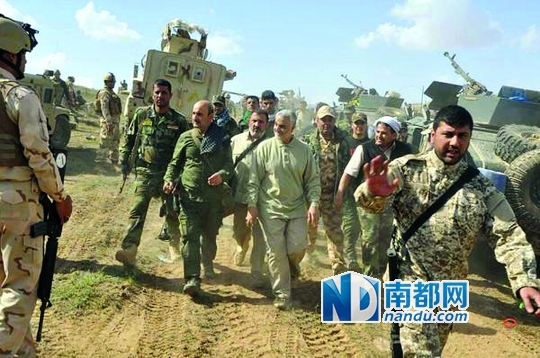 伊朗将军卡西姆・苏雷曼尼(便装)在伊拉克提克里特前线拍摄的照片。