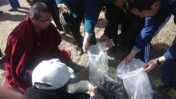 旅游   藏族大哥本以为是旅游的人们在他的草场,当看到大家放生祈福只