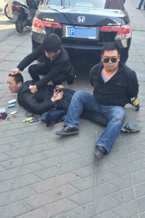 北京劲松一快餐店前涉毒交易 被便衣警察抓现行