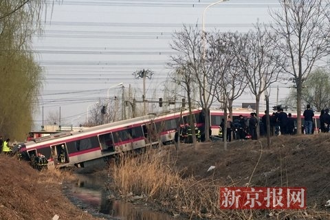 列车脱轨现场。新京报