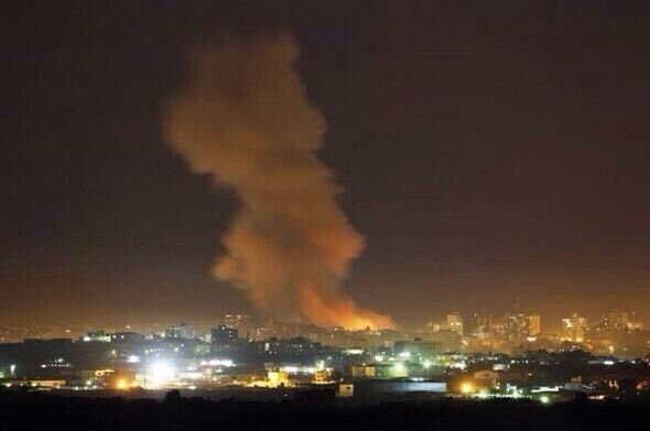 空袭的火光照亮也门首都萨那的夜空