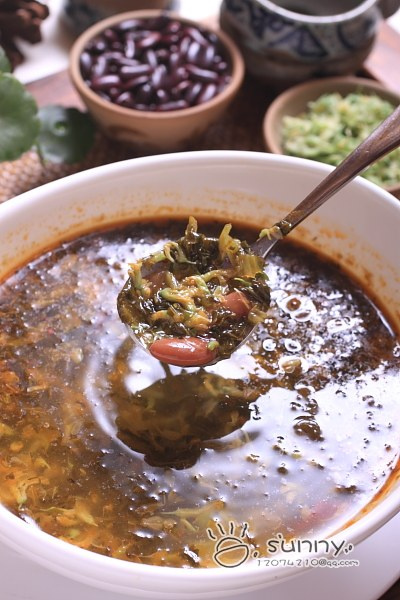 苦刺花酸菜红豆汤柠檬撒是甘思咪哚很有名的一道特色云南菜,和传统的