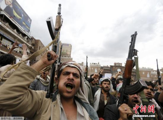 当地时间2015年3月26日，也门萨那，胡塞反政府武装分子持枪参加集会，高喊反沙特的口号。