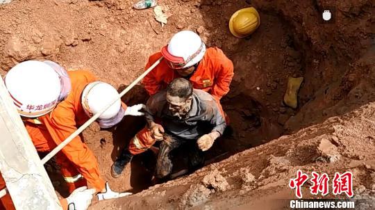 深圳两名工人被埋，消防员徒手扒土救人。 黄义宁 摄