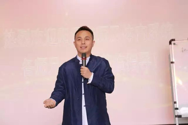 会议尾声,陈炳富师兄赠与深圳阳泽文化发展有限公司锦旗:大爱如阳光