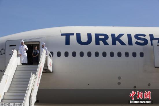 当地时间3月30日，摩洛哥卡萨布兰卡机场，土耳其航空公司TK15航班遭到炸弹威胁，被迫在中途着陆，机上载有256人。据称，这波音777飞机原计划从土耳其伊斯坦布尔飞往巴西圣保罗。但在飞机厕所中发现写有“炸弹”威胁的留言条。飞机紧急降落在摩洛哥的卡萨布兰卡市。警方经过搜索后，并未在飞机上发现炸弹。