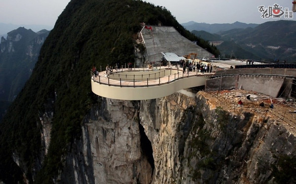 重庆龙岗景区建世界最长玻璃廊桥