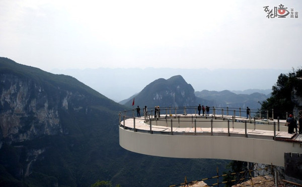 重庆龙岗景区建世界最长玻璃廊桥