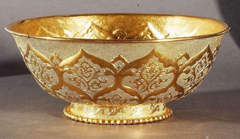 1970年,陕西西安何家村窖藏内出土了唐代鸳鸯莲瓣纹刻花金碗