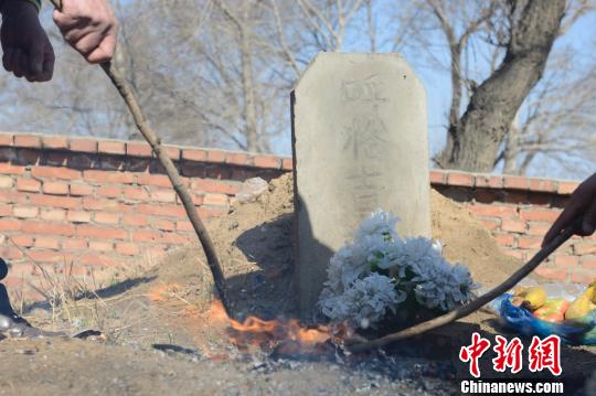 呼格吉勒图两兄弟祭奠呼格。 刘文华 摄