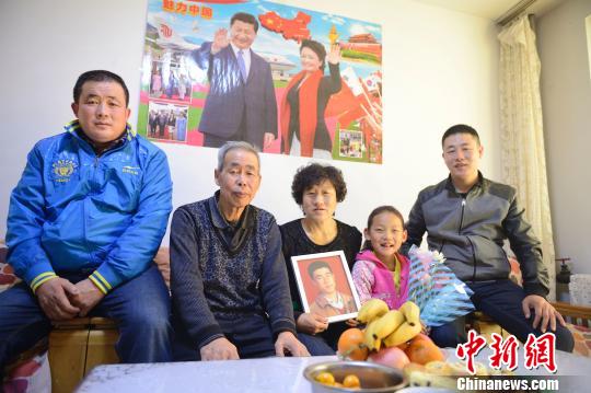 呼格吉勒图两兄弟祭奠呼格。 刘文华 摄