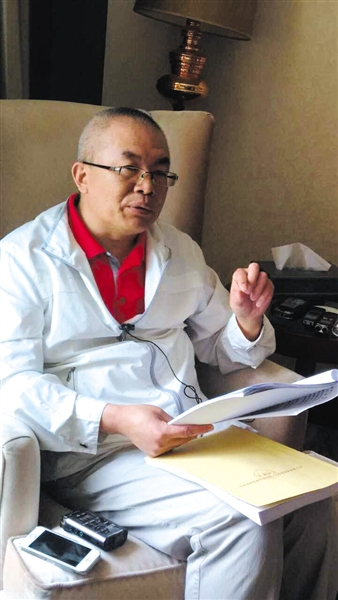 聂树斌案的代理律师李树亭在递交代理意见后接受媒体采访。新京报记者 朱柳笛 摄