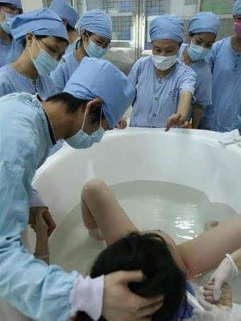 水下分娩孕妇图片
