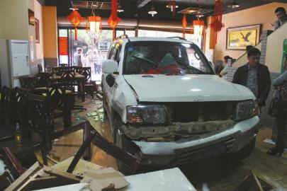 4月10日下午，一辆越野车撞进西昌市城南中路一餐馆。