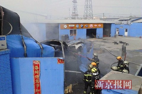 消防员喷水防止复燃。新京报记者 鲁千国 摄