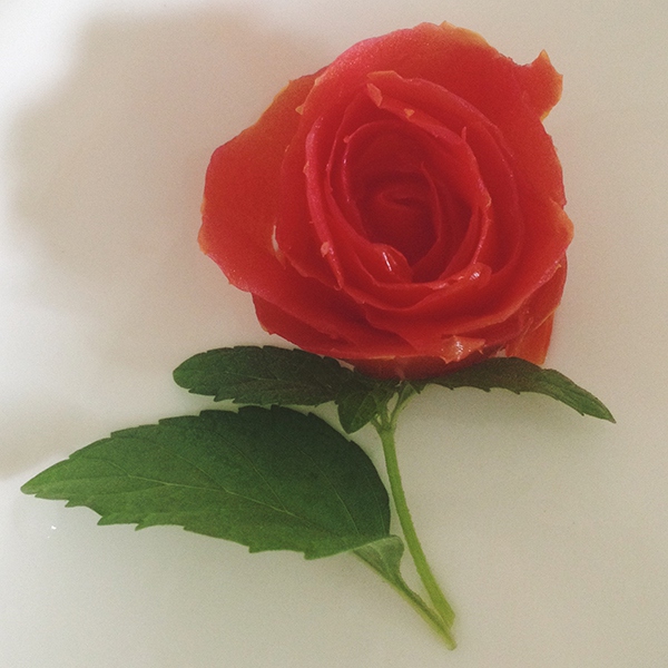 番茄红玫瑰玫瑰是摆盘(指家常摆盘)常用的花样,一般只要将食材切长条