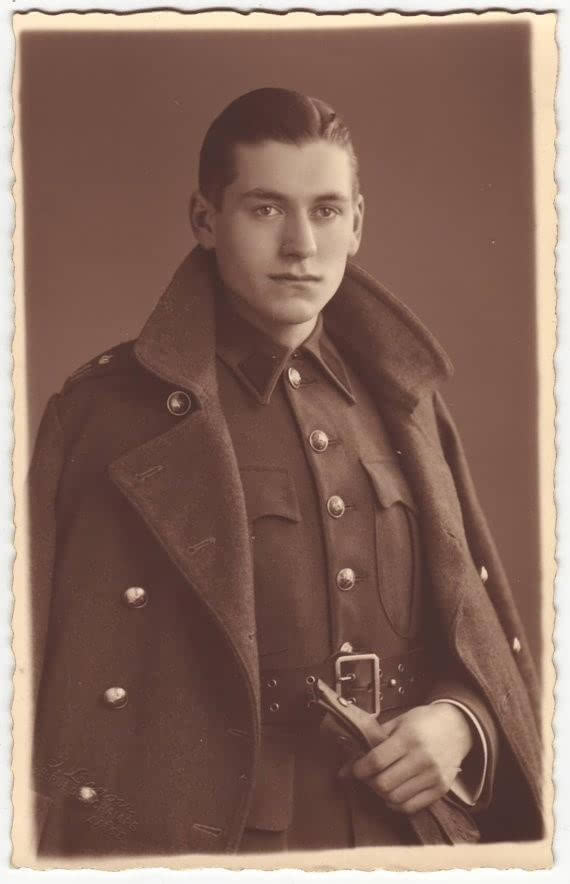 每个人的衣柜里,都应该有一件风衣