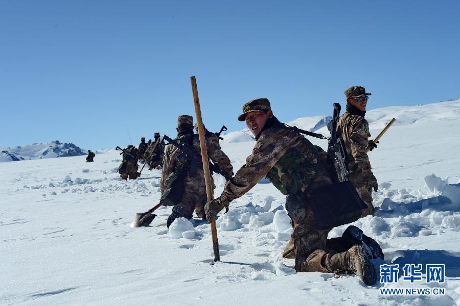 4月10日,西藏阿里軍分區西蘭塔邊防連巡邏分隊官兵採用爬行方式在海拔