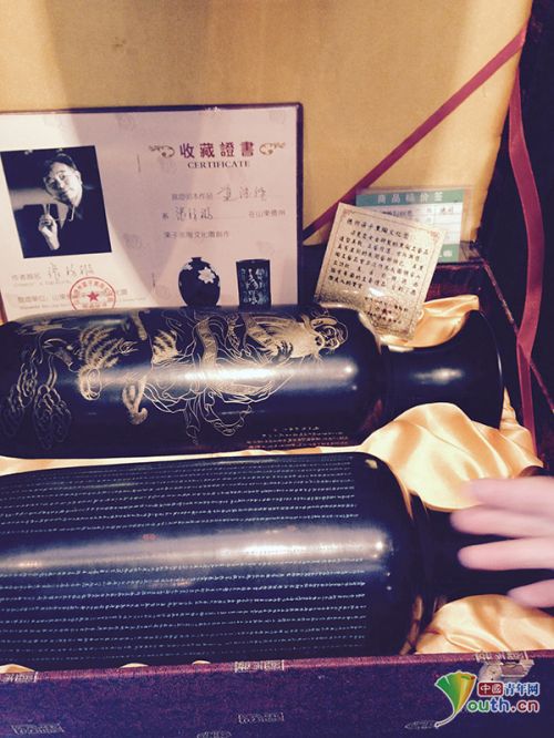 梁子黑陶自制的“国礼”证明卡片就放在黑陶工艺品包装盒里。中国青年网记者 宿希强