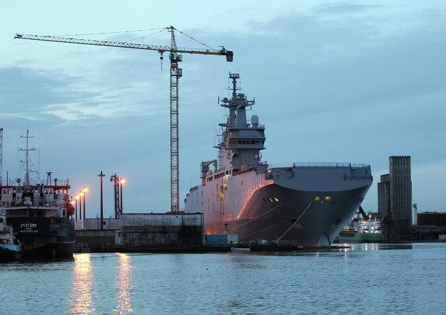 法俄两国2011年签署了法国为俄罗斯建造两艘“西北风”级两栖攻击舰的合同，由于乌克兰危机升级，法方将舰船交付与政治解决乌克兰危机挂钩，一再推迟交付时间。