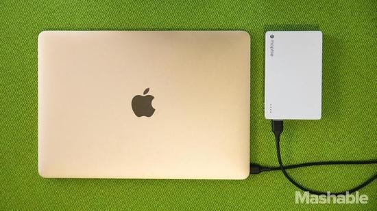 不 同于之前的MagSafe,USB-C是一项通用的技术,它也让新款MacBook成为该系列当中首款能够通过移动电源进行充电的机型。虽然之前的 MacBook机型也能使用HyperJuice这样的专用移动电源进行充电,但你首先需要购买一个定制的MagSafe适配器,或者对自己 MacBook的适配器进行调整,非常麻烦。