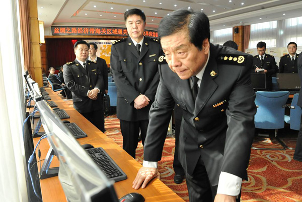 4月20日,海关总署署长于广洲在青岛视察丝绸之路经济带海关区域拓关