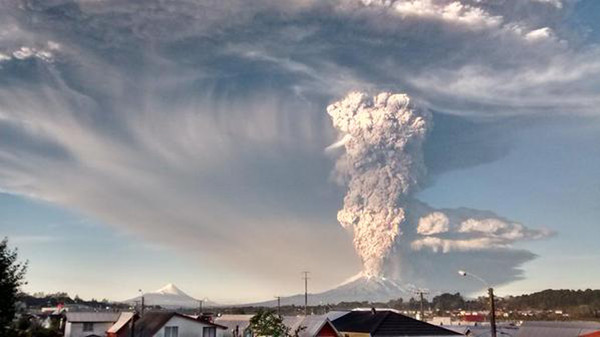 智利卡尔布科火山爆发图片