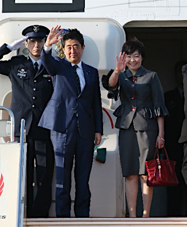 资料图：日本首相安倍晋三与其夫人于日本当地时间26日晚5时多从东京羽田机场搭乘政府专机前往美国，开始为期8天的正式访问。