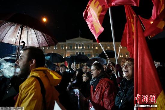 资料图：希腊民众在塔玛广场组织游行，抗议希腊政府与IMF和欧央行关于希腊国家债务的协定。 视频：外媒称欧元区秘密商讨将希腊逐出欧元区来源:上海东方高清