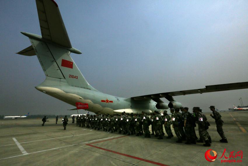 北京时间4月27日20时06分,中国空军首架救援飞机安全抵达加德满都机场