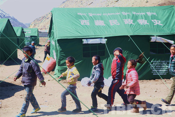 抗震救灾帐篷前小孩在玩耍 摄影:王淑