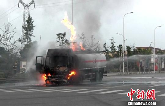 一辆载有23吨的甲缩醛罐车车头起火燃烧。 袁吕 摄