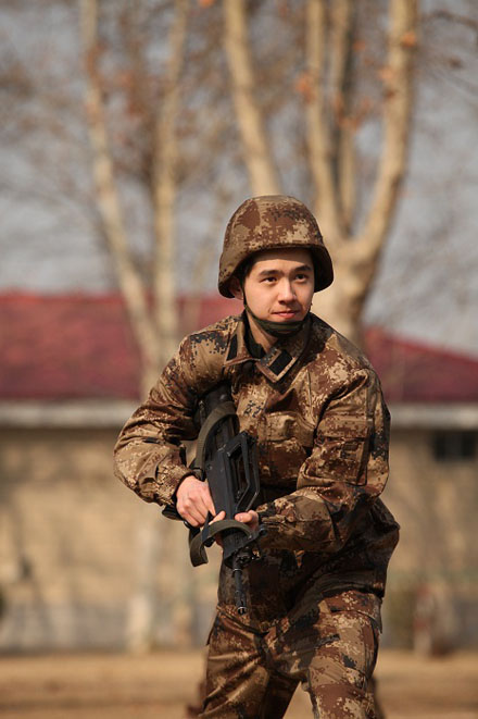 《男子汉》5月1日开播 枪支迷刘昊然打靶遭重挫