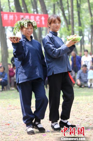 4月30日,河南原阳,几名陈杏兰村妇女,小媳妇表演的乡村风情模特走秀