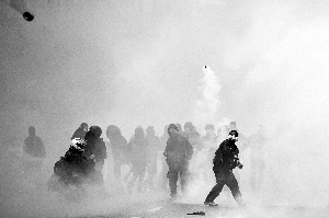 5月1日，在意大利米兰，蒙面示威者向警察投掷燃烧物 新华社/法新